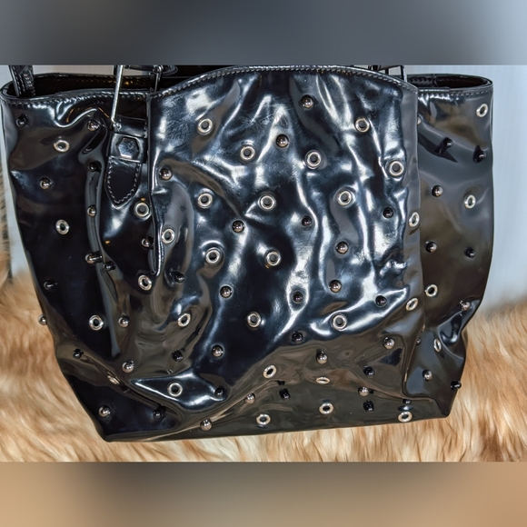 TOD'S Patent Leather Studded handbag. - Picture 5 of 12